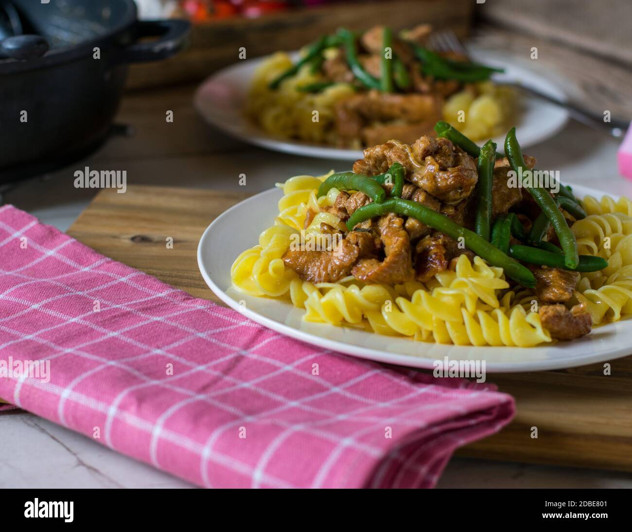 repas maison avec viande, légumes et pâtes sur une assiette Banque D'Images