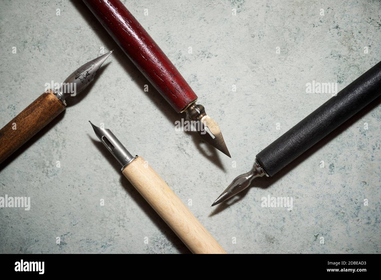 Plumes de plume pour calligraphie sur une table. Banque D'Images