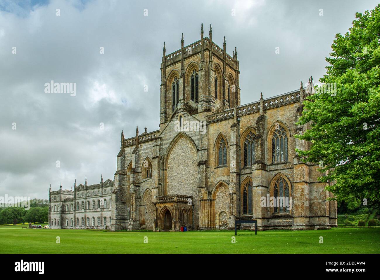 L'église de l'abbaye de Milton, datant du XIVe siècle et située dans des terrains paysagés par Capability Brown, Milton Abbas, Dorset, Royaume-Uni ; fait maintenant partie d'une école. Banque D'Images