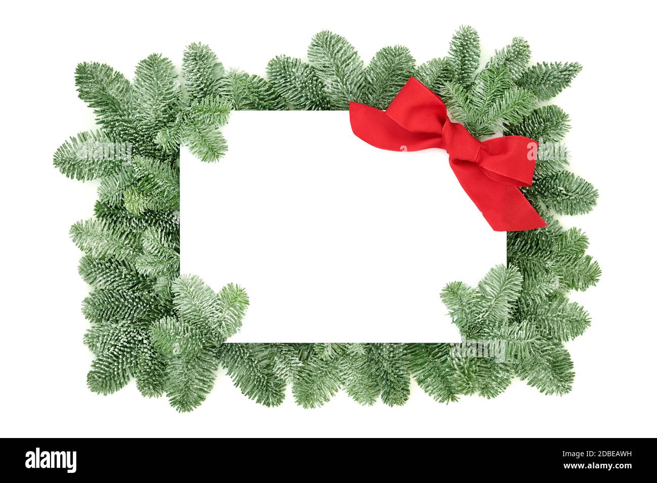 Bordure du solstice d'hiver et de Noël avec sapin d'épinette recouvert de neige et arc rouge sur fond blanc. Élément décoratif pour la saison des fêtes et New Yea Banque D'Images