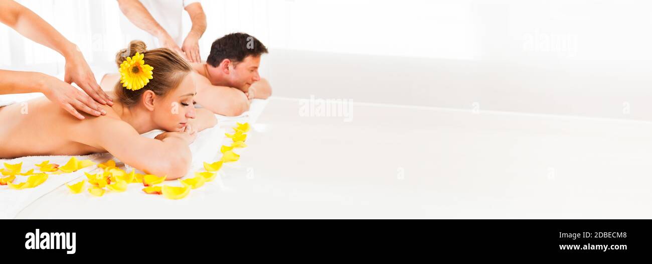 Couple au Spa pour un massage des tissus profonds en vacances Banque D'Images