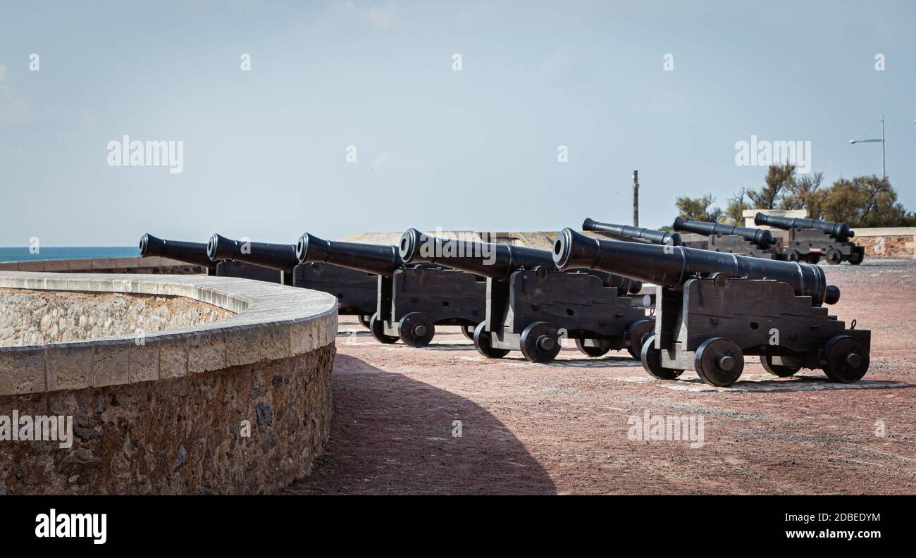 Vieux canons sur les murs des Sables d'Olonne en Vendée, France, ville Banque D'Images