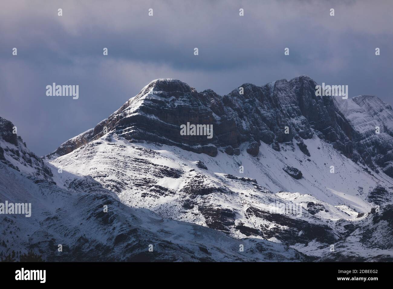 Paysage de montagnes enneigées dans les Pyrénées aragonaises. Vallée d'Aguas Tuertas, Hecho et Anso, Huesca, Espagne. Banque D'Images