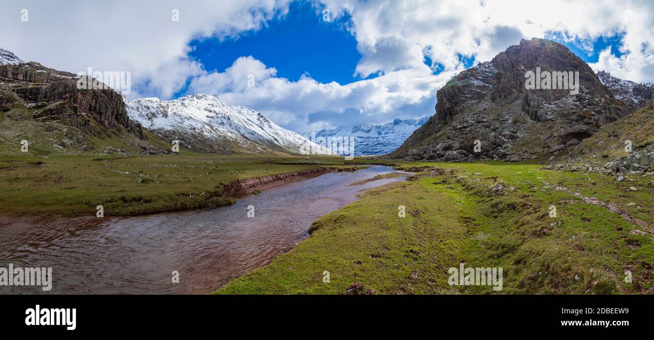 Montagnes enneigées paysage panoramique dans les Pyrénées aragonaises. Vallée d'Aguas Tuertas, Hecho et Anso, Huesca, Espagne. Banque D'Images