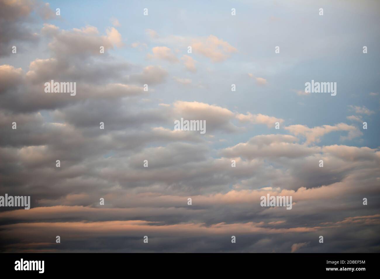 Photographiez comme un matériau d'arrière-plan pour les nuages de pluie qui s'écoulent le vaste ciel Banque D'Images