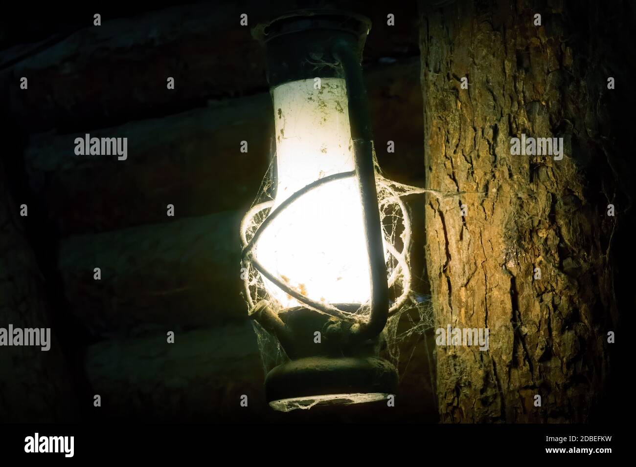 Lampe de Miner dans la mine sombre sur un bois Banque D'Images