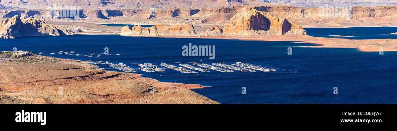 Panorama du lac Powell dans le désert Paysage et yacht Marinas centre de loisirs à page City Arizona, États-Unis. USA eau environnementale de repère Banque D'Images