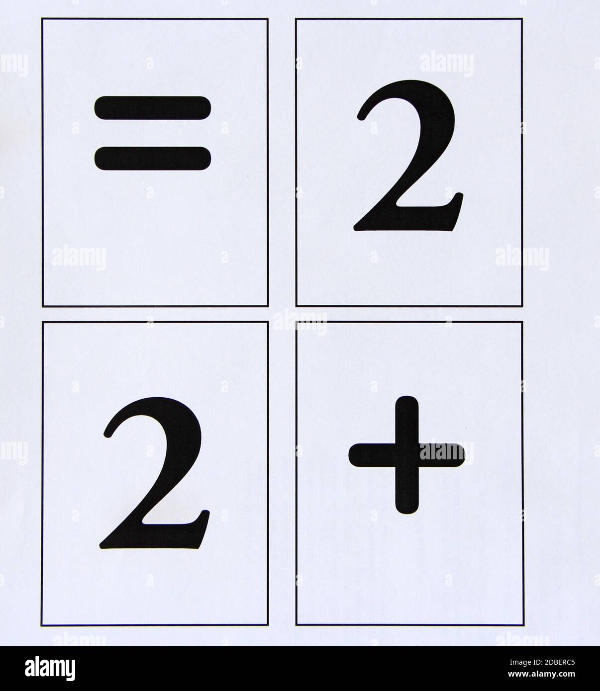 Les signes mathématiques sont le signe plus et le chiffre 2. Équation mathématique deux plus deux. Concept de retour à l'école. Égal pour l'école. Signes d'égalité et plus. Equa Banque D'Images