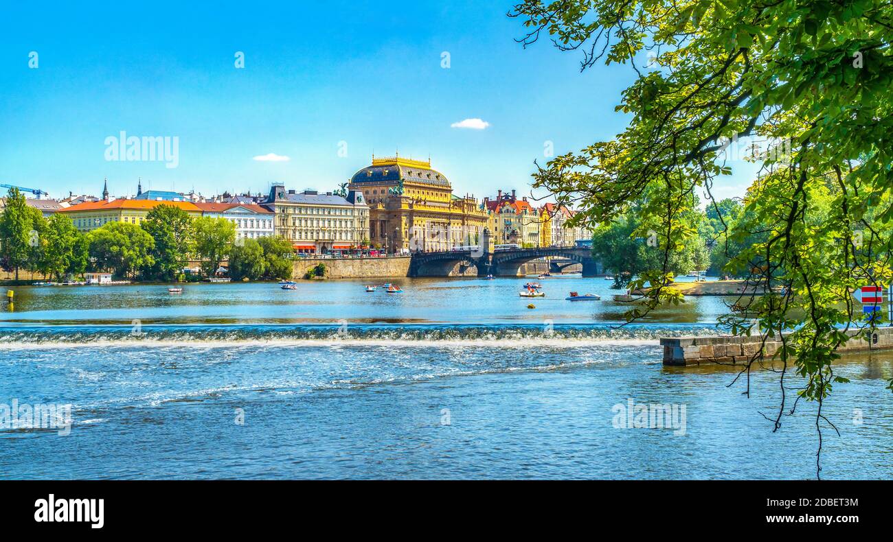 Théâtre national de Prague et pont Legii sur la Vltava Banque D'Images