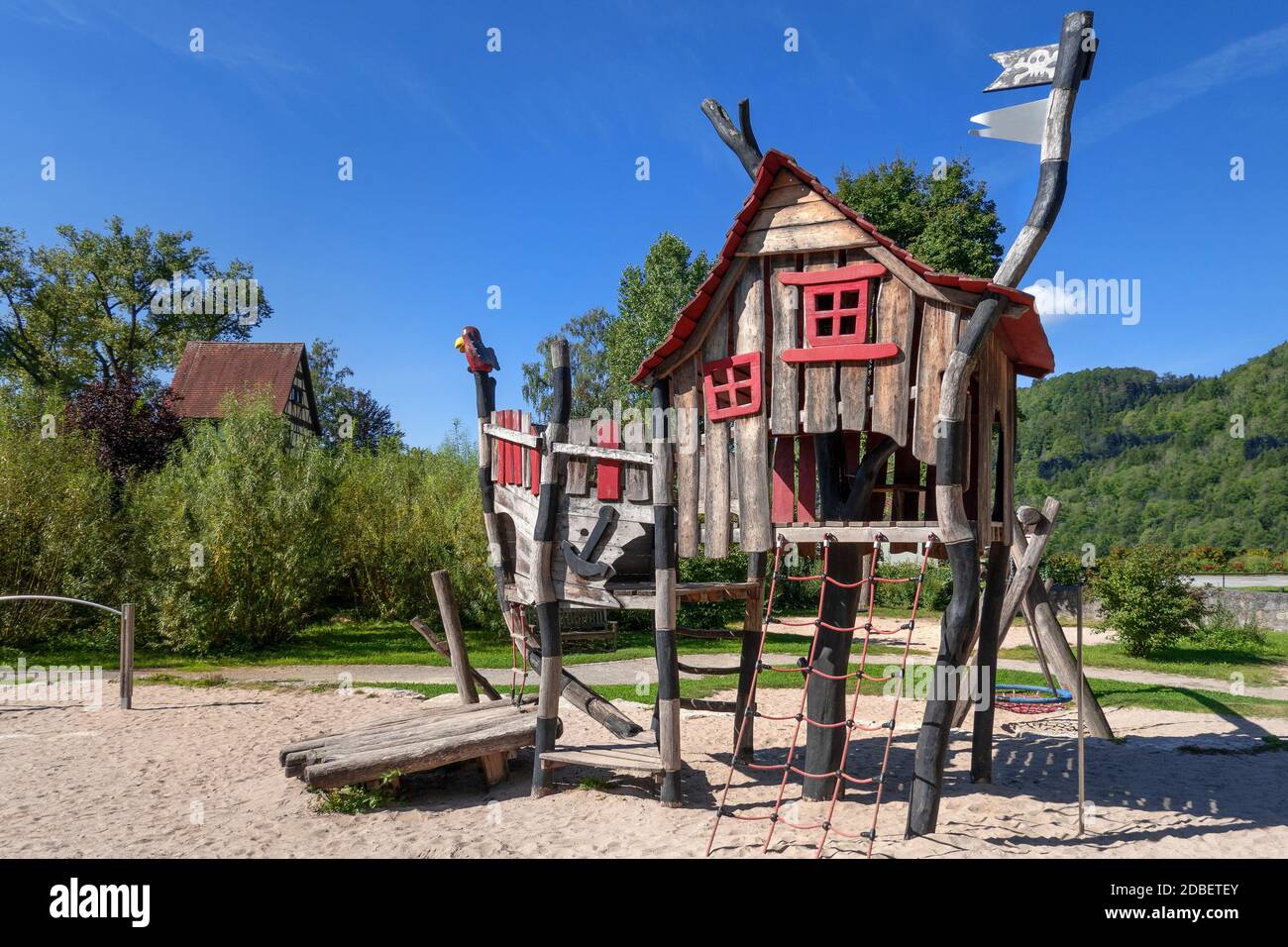 Aire de jeux avec jeu pirate maison en bois Banque D'Images