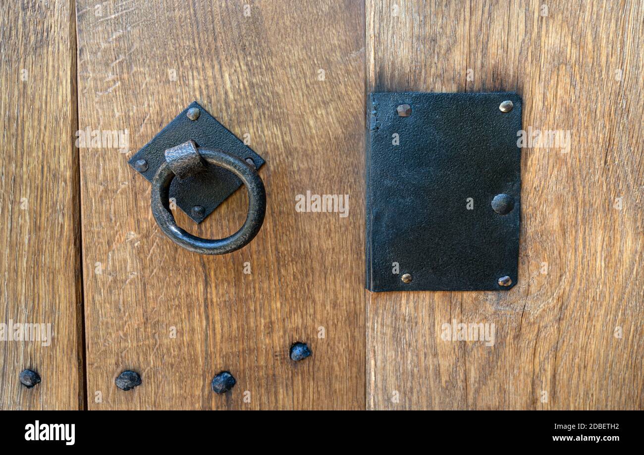 Détail d'une vieille porte avec l'anneau de porte en métal Banque D'Images