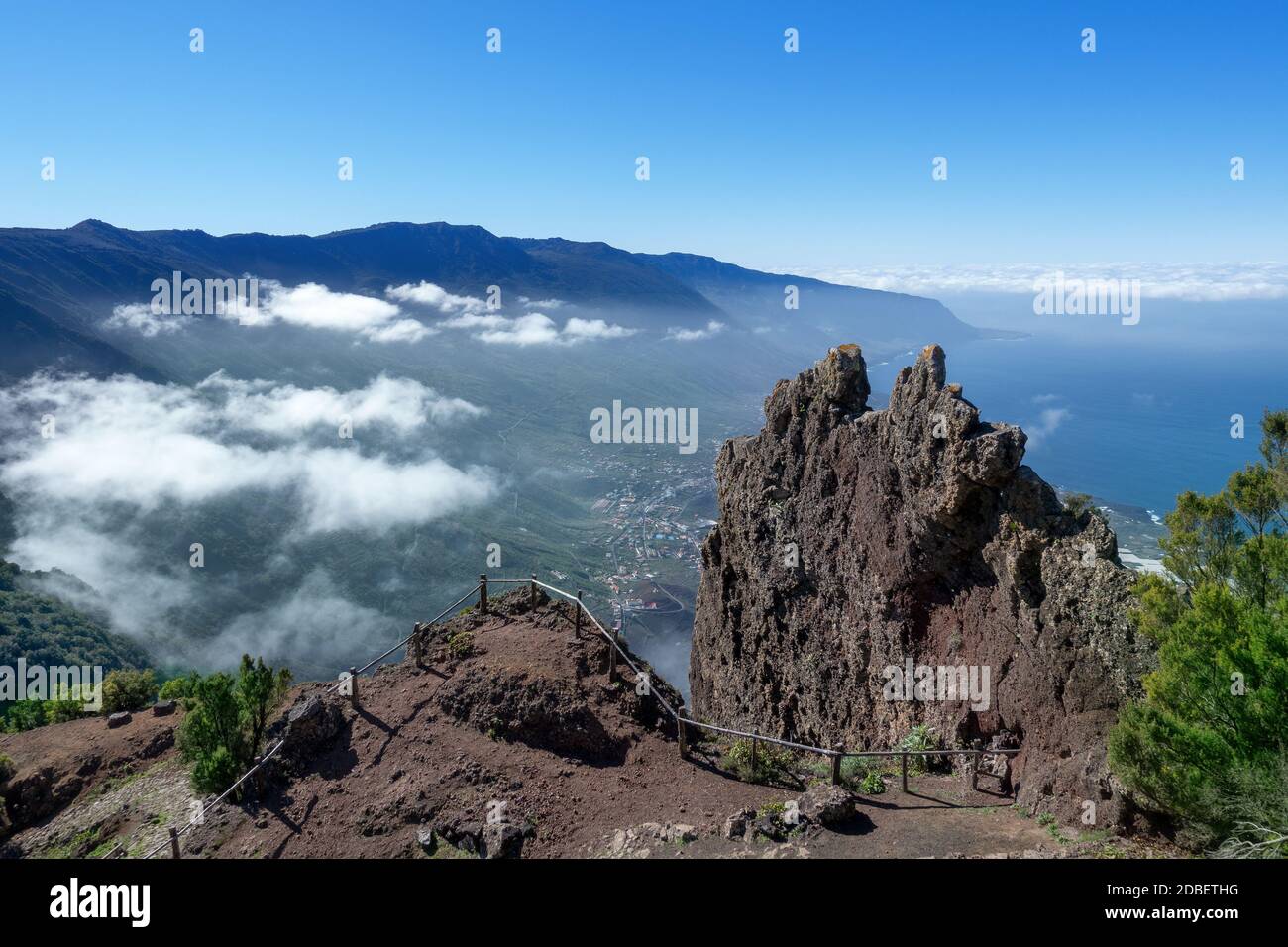 El Hierro - Rock avec viewpoint au chemin de randonnée de Jinama Banque D'Images