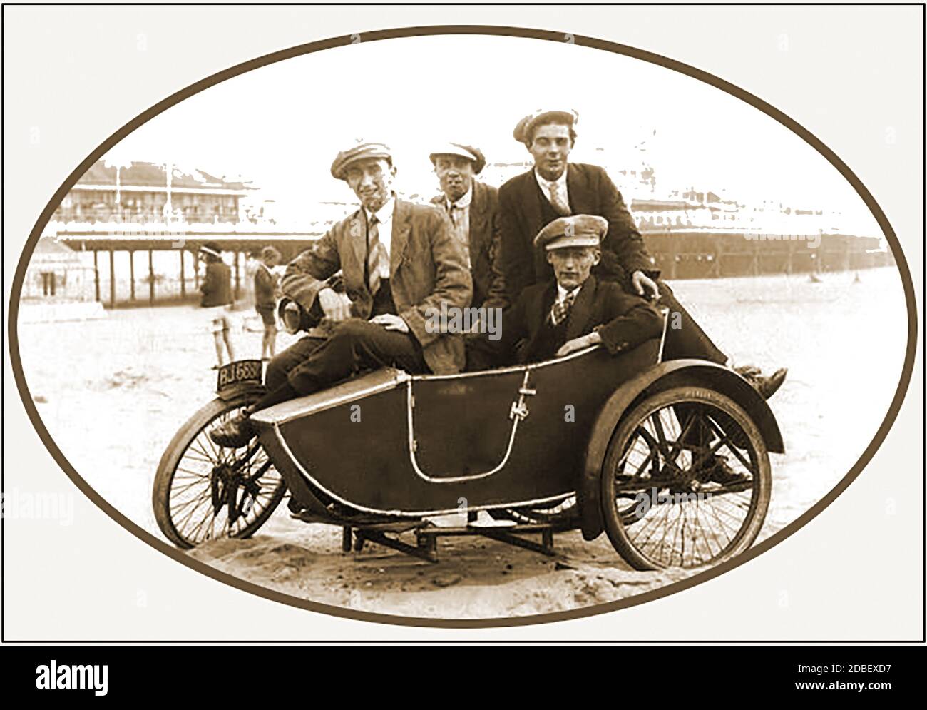Une photographie des années 1930 / 1940 d'une moto et d'un side-car sur une plage britannique avec ses quatre occupants à toit plat. Banque D'Images