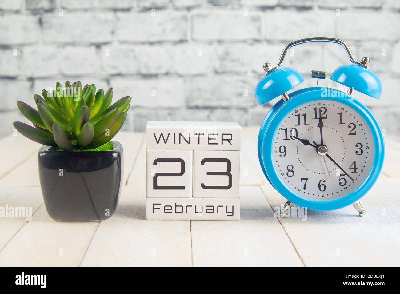 Février 23 sur le calendrier en bois.le vingt-troisième jour du mois d'hiver, un calendrier pour le lieu de travail. Hiver. Banque D'Images