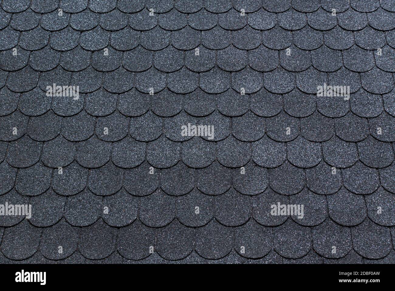 Bardeaux de toit en bitume noir avec motif de queue de castor Banque D'Images
