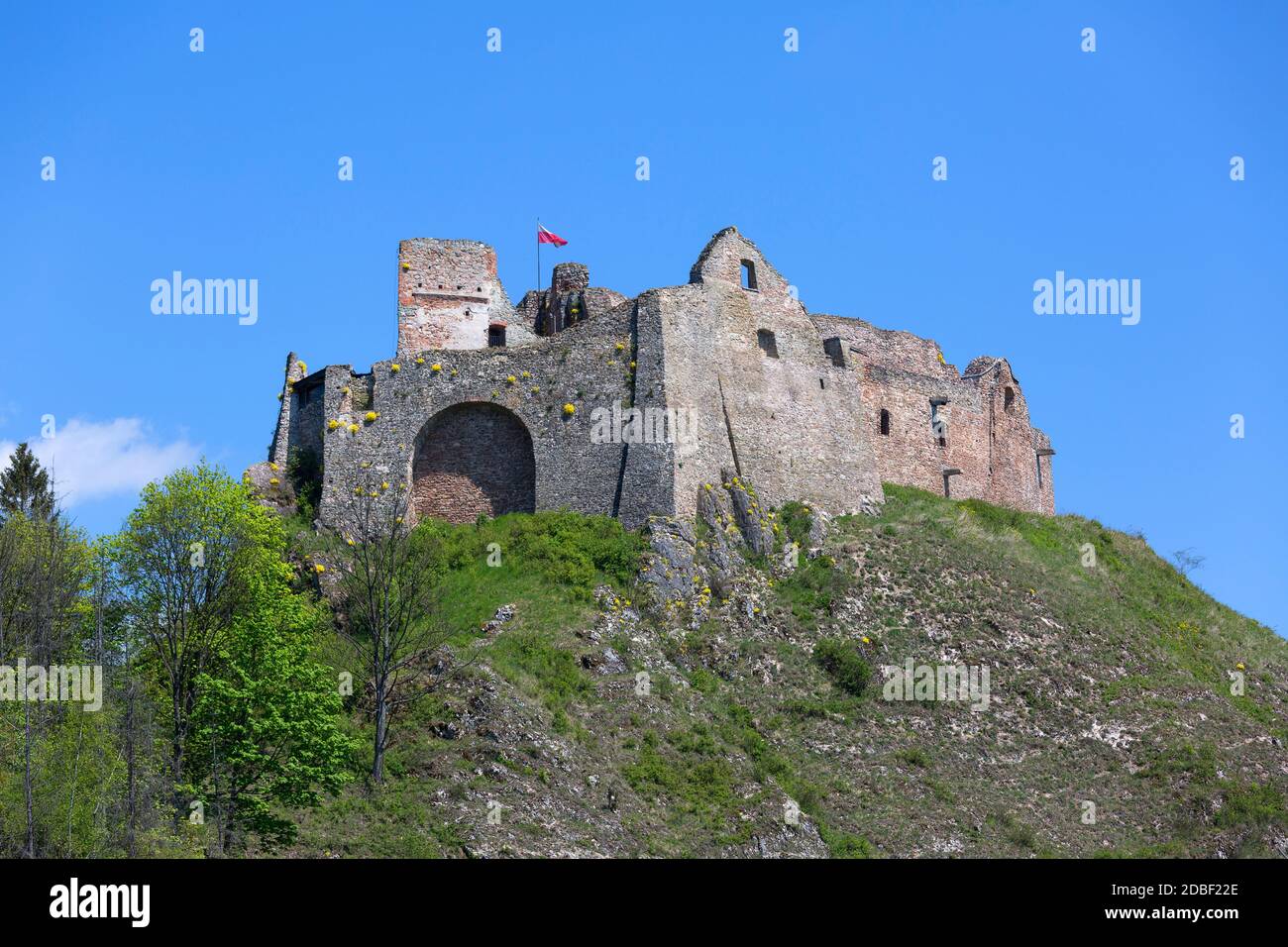 Niedzica, Pologne - 18 mai 2020 : Château Czorsztyn du XIVe siècle, ruines de la forteresse médiévale au lac Czorsztyn dans les limites du parc national de Pieniny Banque D'Images