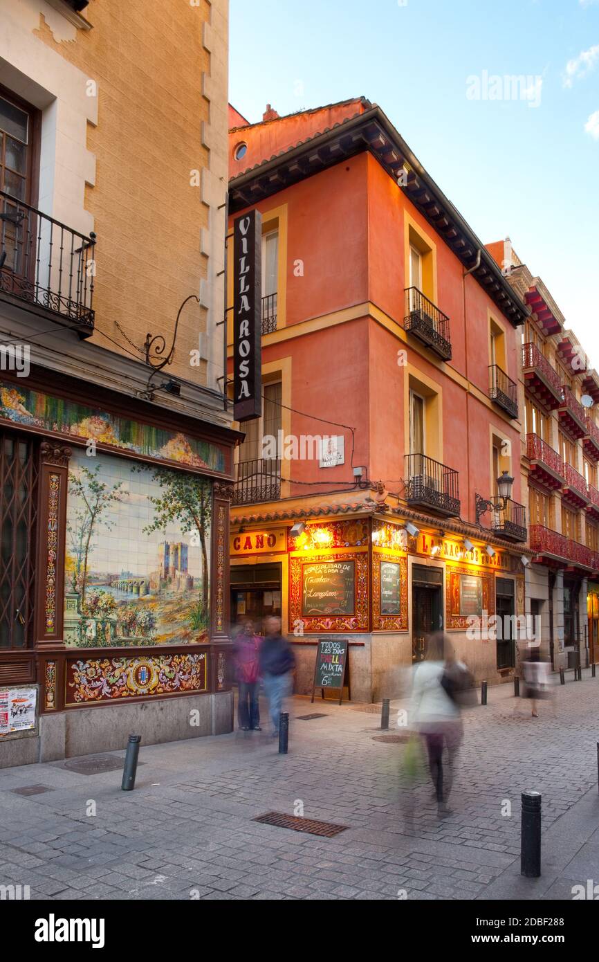 Madrid, Espagne - petite ruelle au centre-ville avec une architecture typiquement espagnole. Banque D'Images