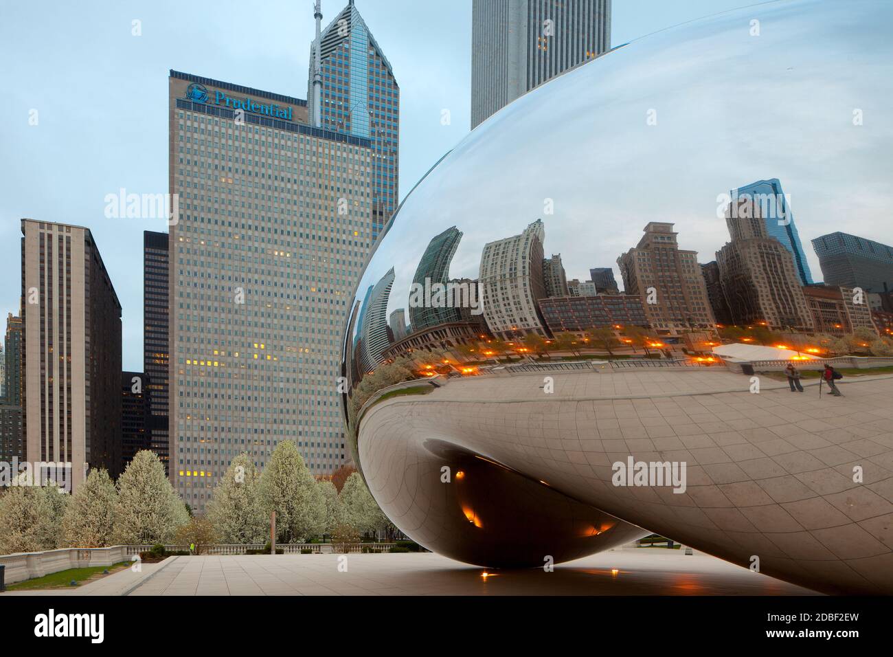 Chicago, Illinois, États-Unis - l'horizon de Michigan Avenue se reflète sur Cloud Gate. Banque D'Images