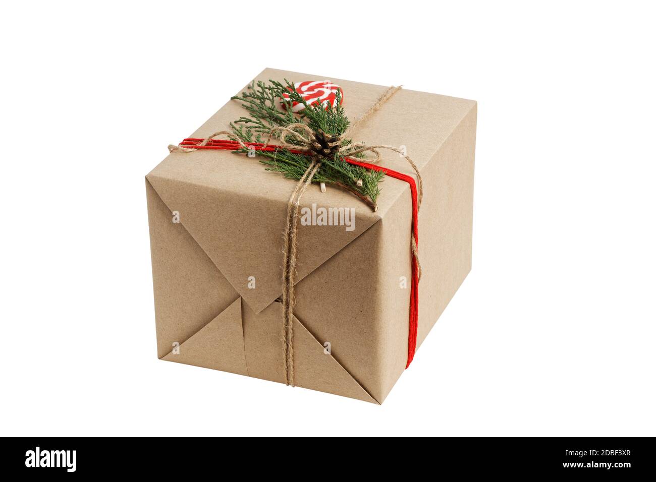 Boîte-cadeau emballée dans du papier kraft, attachée avec de la ficelle et décorée d'une branche de genièvre et de bonbons. Isolé sur blanc. Banque D'Images Boîte-cadeau emballée dans du papier kraft, attachée avec de la ficelle et décorée d'une branche de genièvre et de bonbons. Isolé sur blanc. Banque D'Images