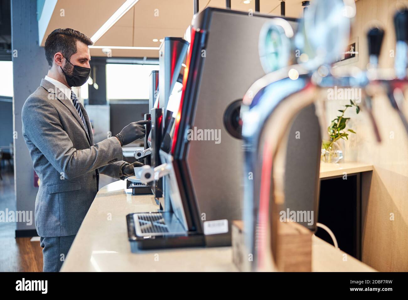 Professionnel préparant un café dans une machine espresso Banque D'Images