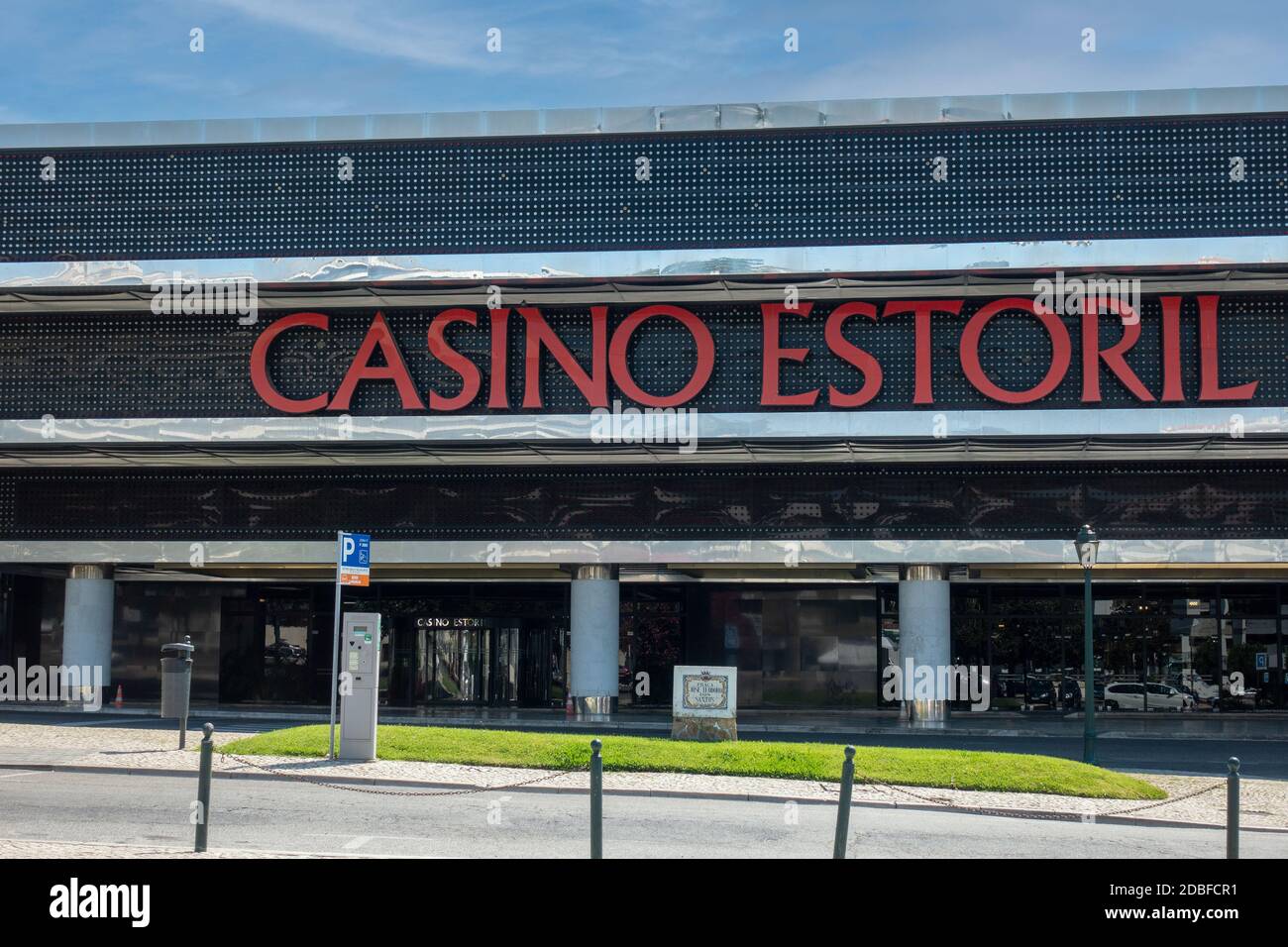 Casino Estoril signe Estoril Portugal, Estoril Casino est l'un des plus grands casinos d'Europe et Ian Fleming a été inspiré par lui pour son Casino Royale Banque D'Images