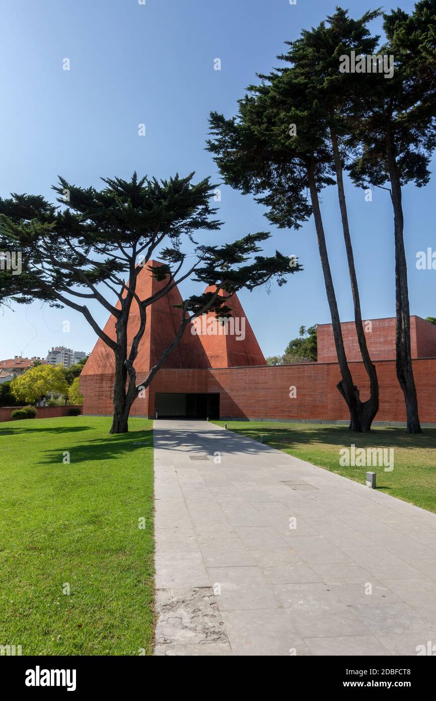 Édifice de la pyramide rouge Musée de la galerie d'art Paula Rego à Cascais Portugal connu en portugais sous le nom de Casa das Histórias Paula Rego Banque D'Images