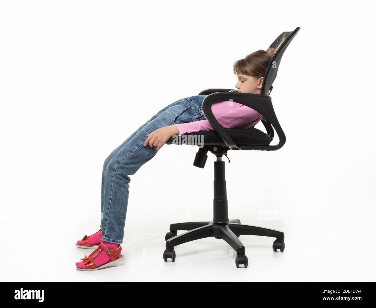 Fille de dix ans drôle a obtenu de la chaise de bureau Banque D'Images