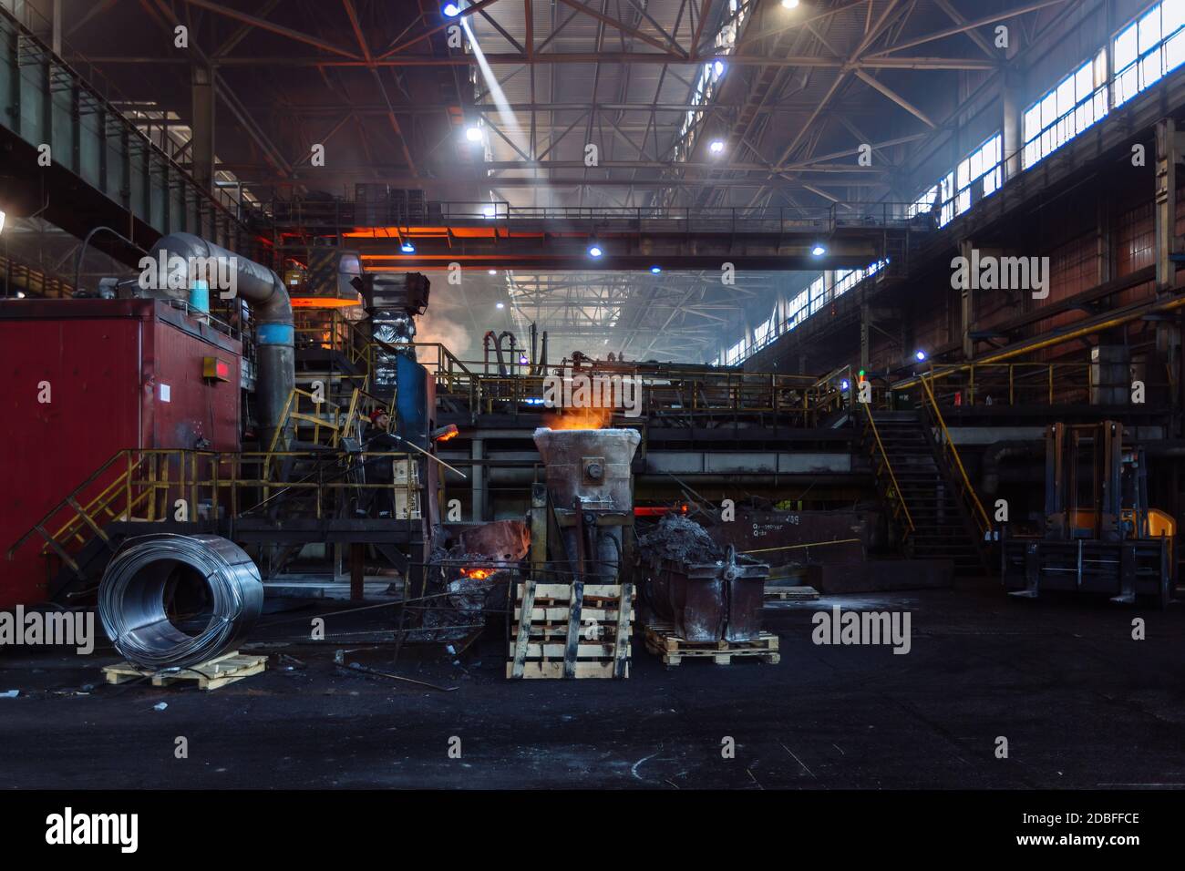 Fonte de fer à la fonderie de l'usine métallurgique Photo Stock - Alamy