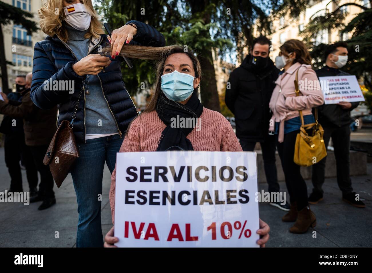 Madrid, Espagne. 17 novembre 2020. Les coiffeurs coupant les cheveux dans le cadre d'une protestation devant le Parlement espagnol exigeant des impôts plus bas. Les impôts réels pour les salons de coiffure et de beauté sont de 21%, les travailleurs exigent le 10% afin de sauver les établissements d'un secteur qui a été durement touché par la pandémie du coronavirus (COVID-19). Credit: Marcos del Mazo/Alay Live News Banque D'Images