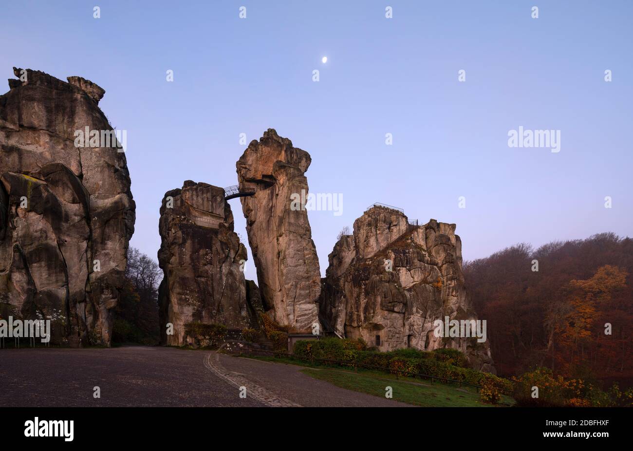 Horn-Bad Meinberg, Externsteine im Herbst, Blick von Nordosten mit Mond Banque D'Images