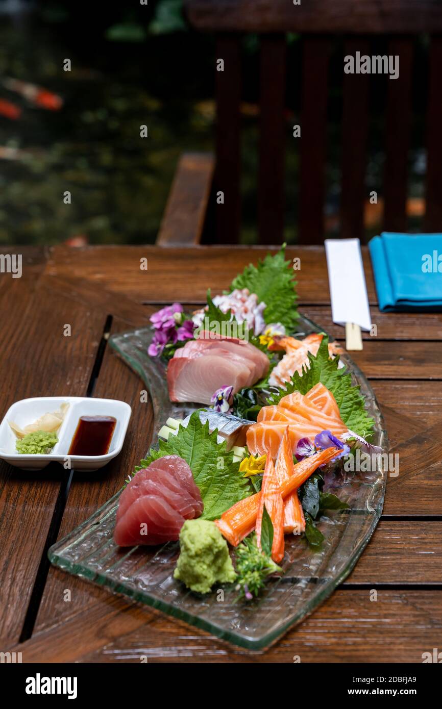 Variété de Sashimi set gastronomique cuisine japonaise fraîcheur saumon thon Otoro Saba Hamachi Octopus et viande de crevettes. Restaurant gastronomie nourriture et boissons Banque D'Images