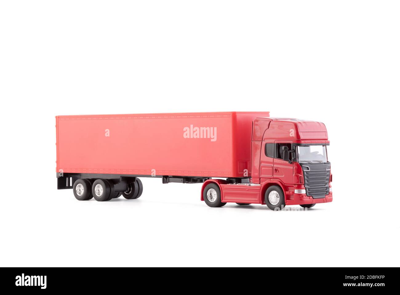 Camion long rouge avec remorque isolée sur fond blanc avec chemin de coupure Banque D'Images