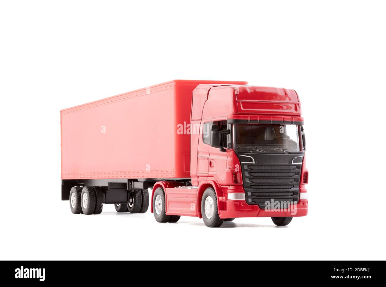 Camion long rouge avec remorque isolée sur fond blanc avec chemin de coupure Banque D'Images