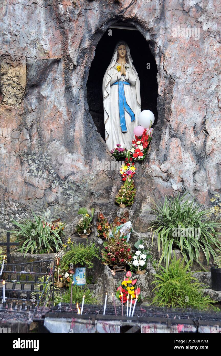 Statue de Marie dans un parc de la ville de Tagbilaran aux Philippines Banque D'Images