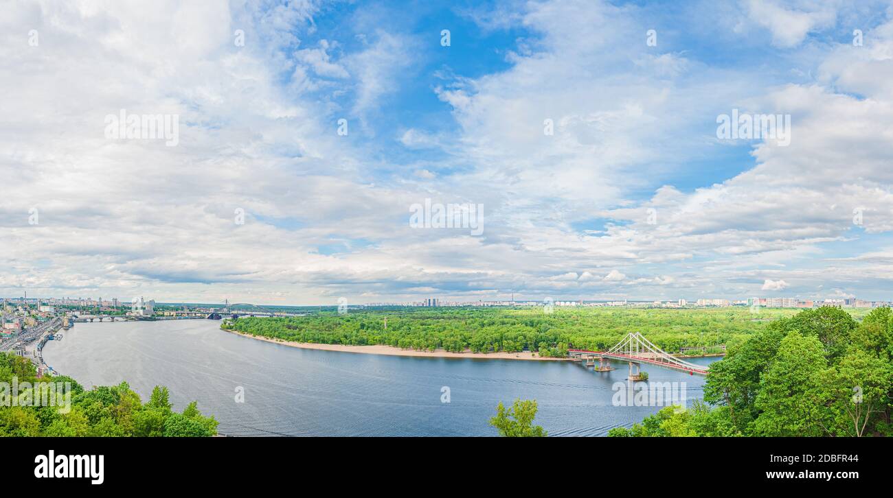 Vue panoramique paysage sur le Dniepr, l'île de Trukhaniv et le parc passerelle piétonne à Kiev, Ukraine Banque D'Images