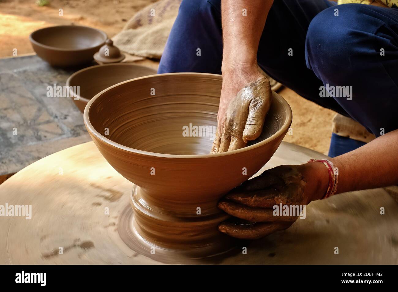Poterie - mains humides et habiles de potter façonnant l'argile sur la roue de potter. Pot, vase jetant. Fabrication traditionnelle artisanat indienne bol, pot, pot Banque D'Images