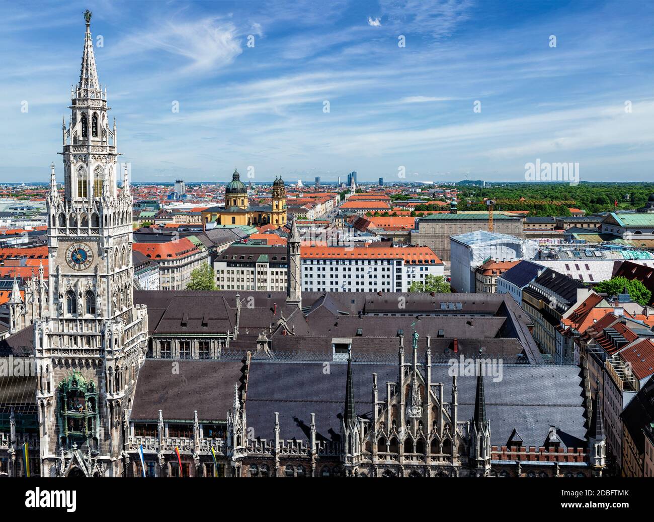 Vue aérienne de Munich sur Neues Rathaus, l'église théatine de Saint-Cajetan (Theatinerkirche St. Kajetan) et Odeonplatz, Munich, Bavière, Allemagne Banque D'Images