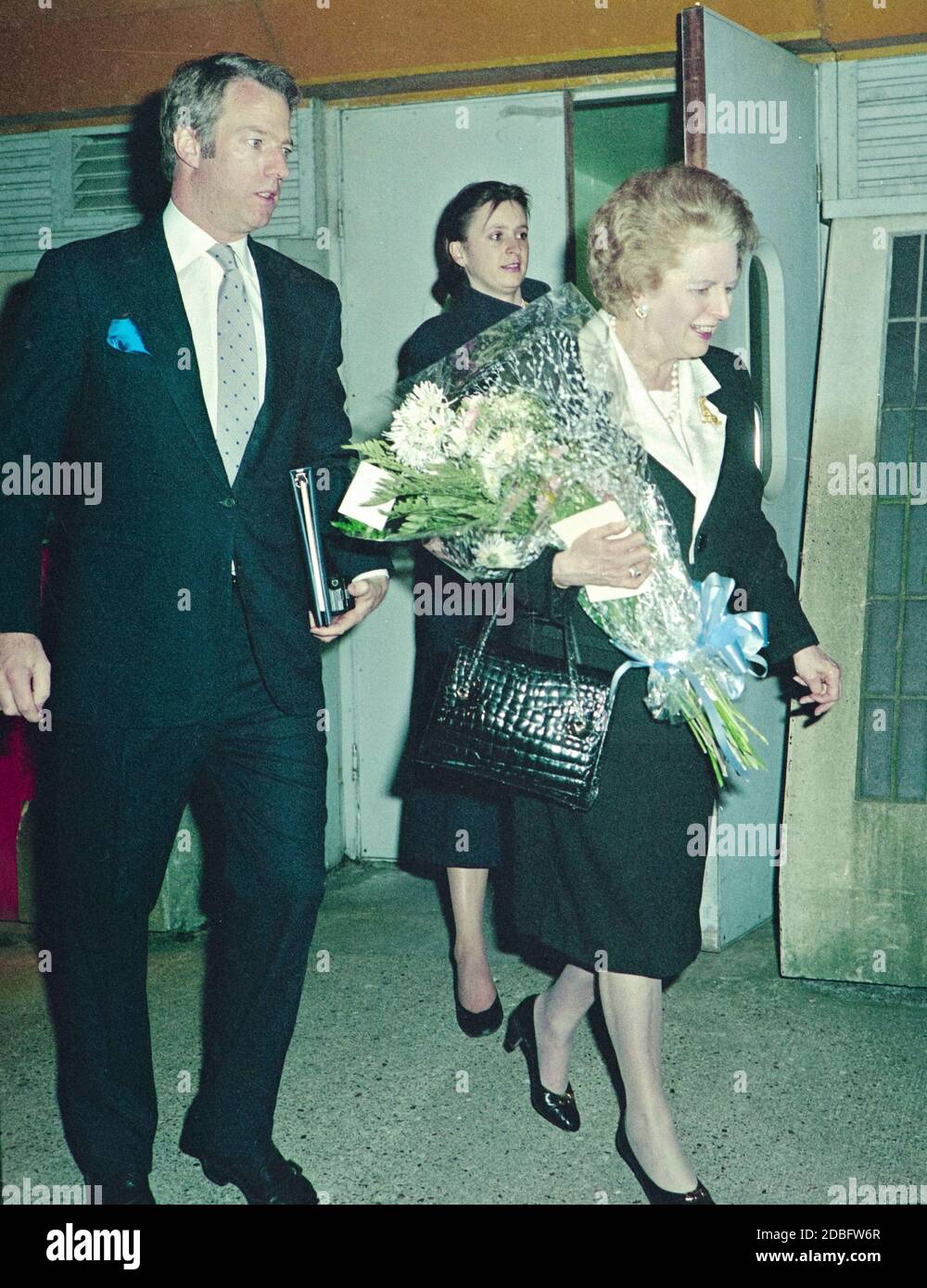 La première ministre Margaret Hilda Thatcher et son fils Mark Thatcher Arrivée à l'aéroport de Londres Heathrow le 1994 octobre Banque D'Images