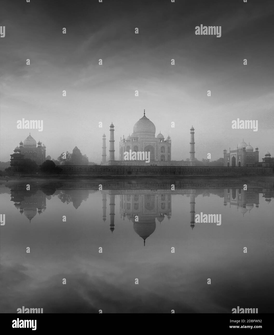 Taj Mahal avec réflexion dans la rivière Yamuna dans le brouillard, symbole indien - Inde Voyage arrière-plan. Agra, Uttar Pradesh, Inde. Version noir et blanc Banque D'Images