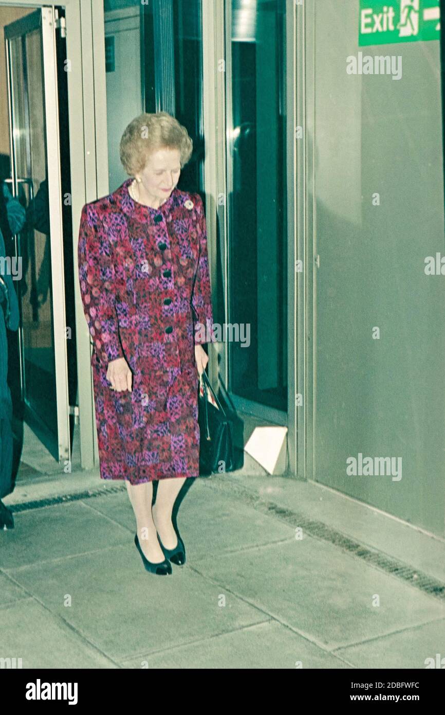 Premier ministre Margaret Hilda Thatcher arrivant à l'aéroport de Londres Heathrow Octobre 1994 Banque D'Images