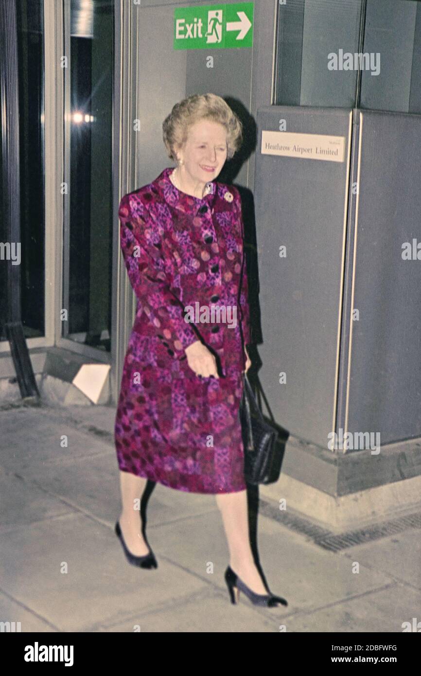Premier ministre Margaret Hilda Thatcher arrivant à l'aéroport de Londres Heathrow Octobre 1994 Banque D'Images