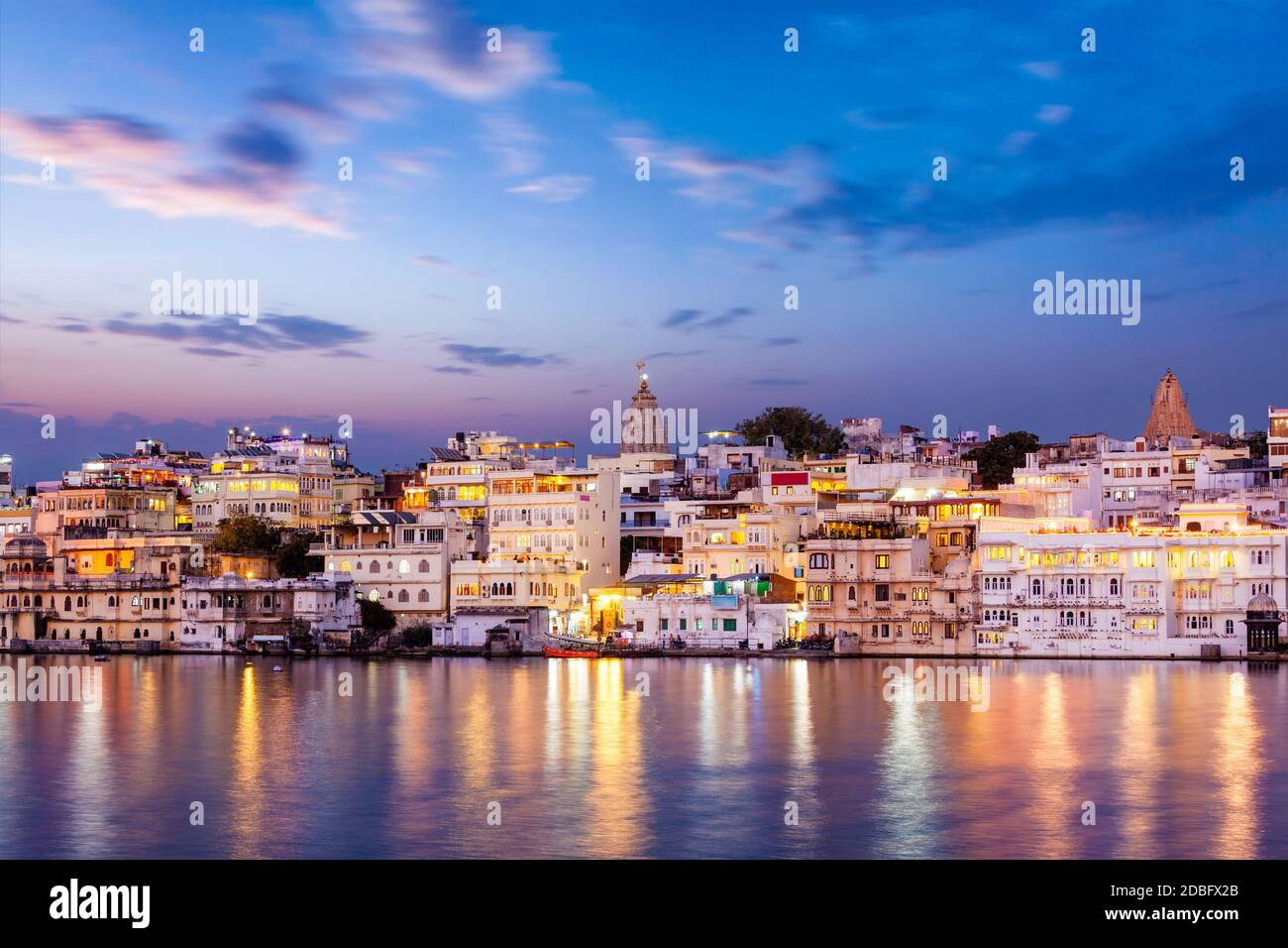 Vue en soirée des maisons illuminées sur le lac Pichola au crépuscule, Udaipur, Rajasthan, Inde Banque D'Images