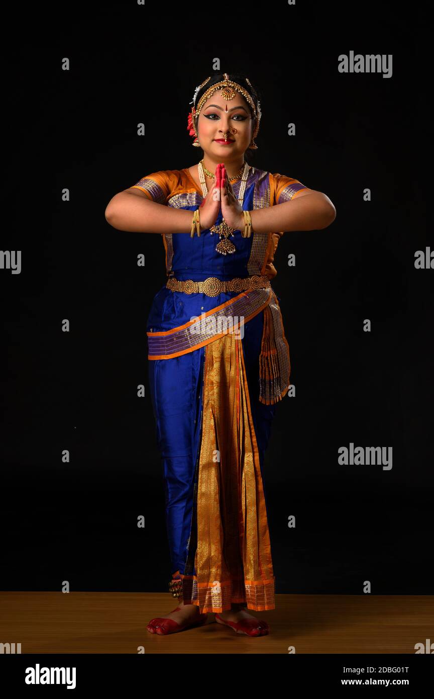 Kuchipudi danseuse dans Anjali mudra salutation avec ses mains jointes sur scène Banque D'Images