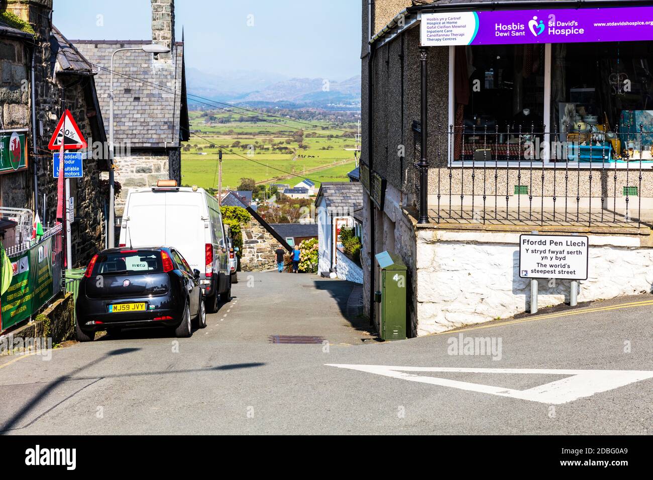 Ffordd Pen Llech est une route publique de la ville de Harlech qui se trouve dans le parc national de Snowdonia, au nord du pays de Galles. Il était autrefois considéré comme le plus raide Banque D'Images