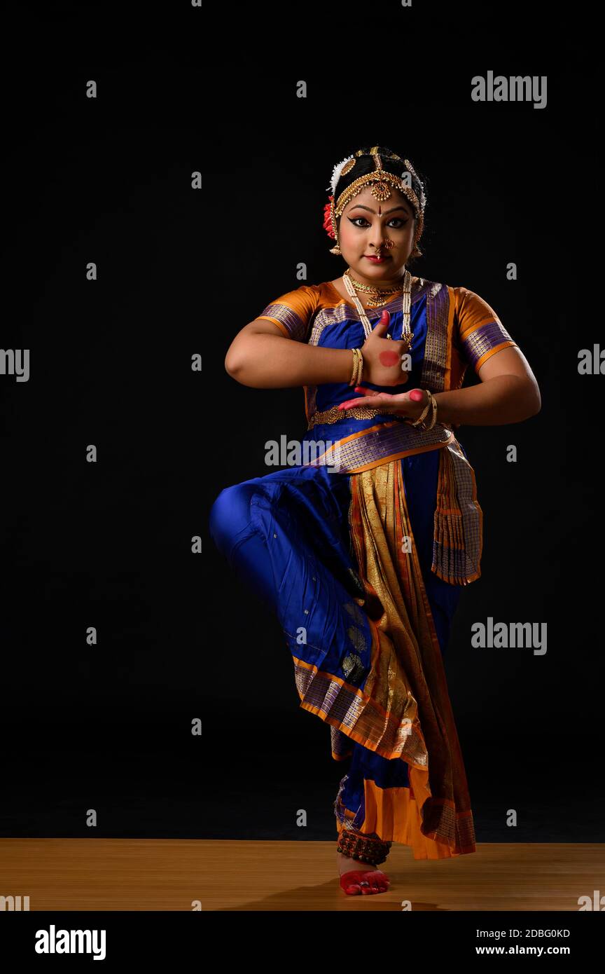 Danseuse Kuchipudi représentant Lord Shiva à travers sa performance de danse Banque D'Images