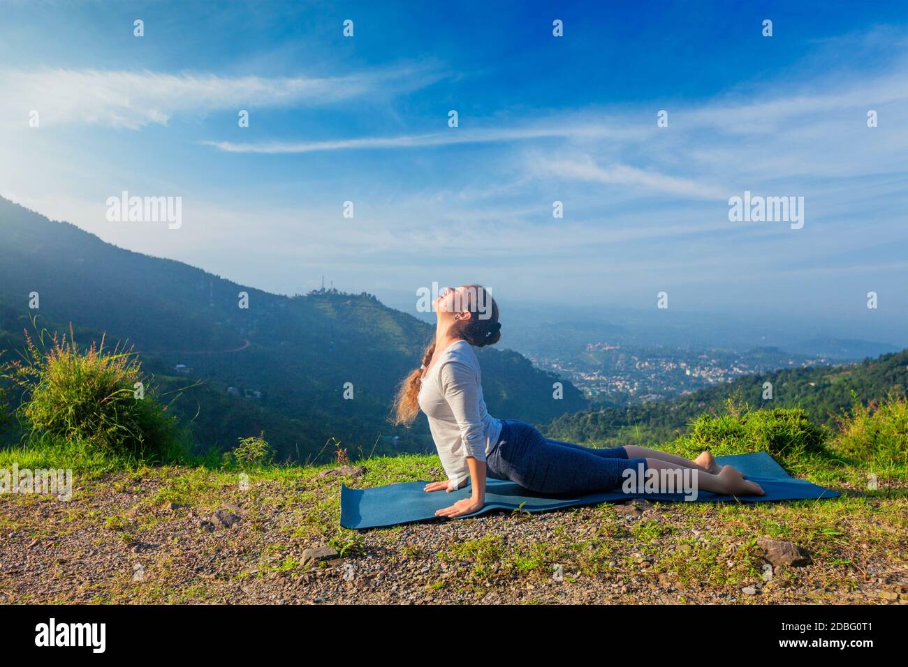 Plein air - Yoga Ashtanga vinyasa yoga pratiques femme Surya namaskar asana Urdhva Mukha Soleil Yoga Svanasana - cobra posent en montagne Banque D'Images