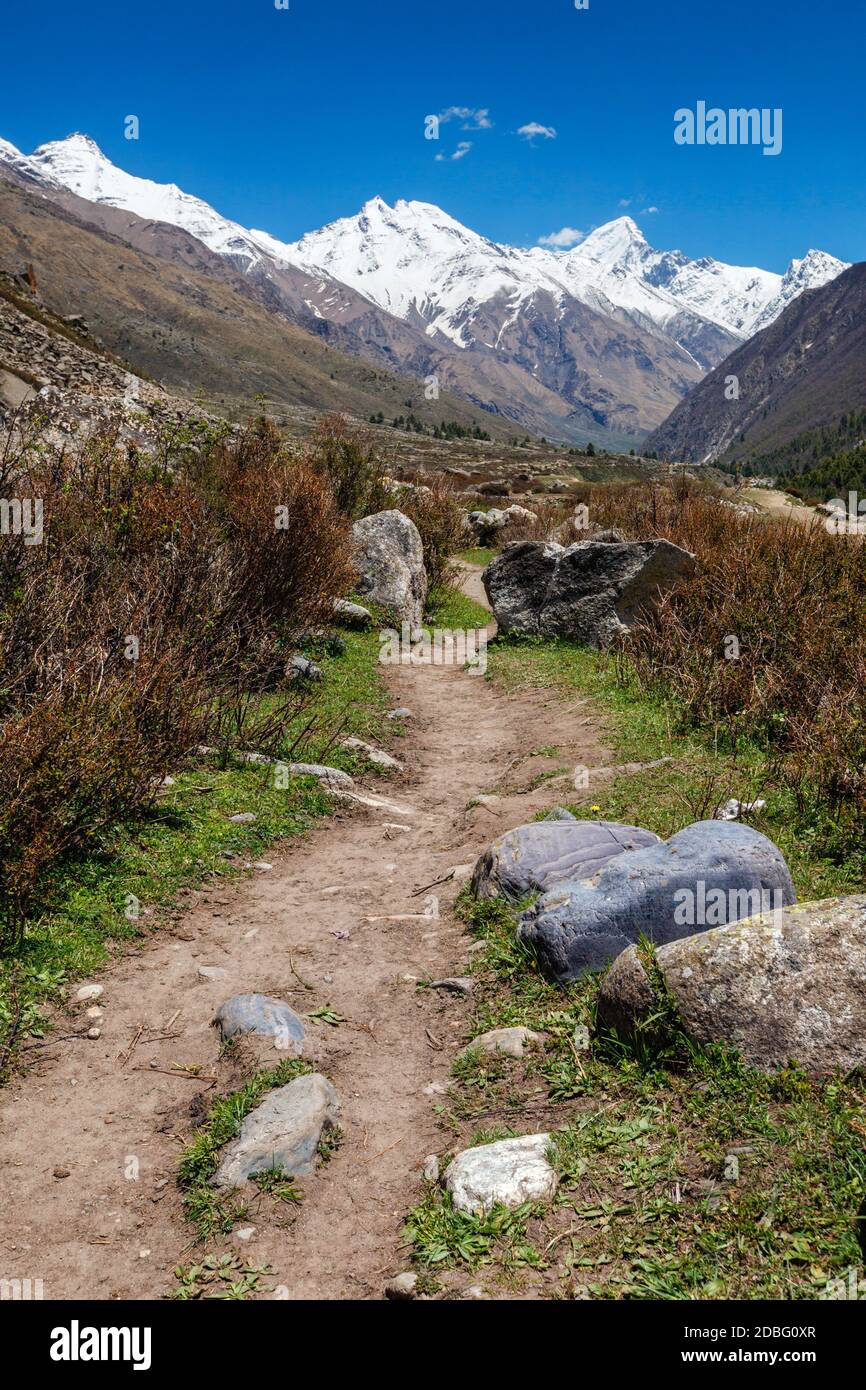 Ancienne route commerciale dans l'Himalaya entourée de pierres au Tibet depuis le village de Chitkul de la vallée de Sangla. Himachal Pradesh, Inde Banque D'Images