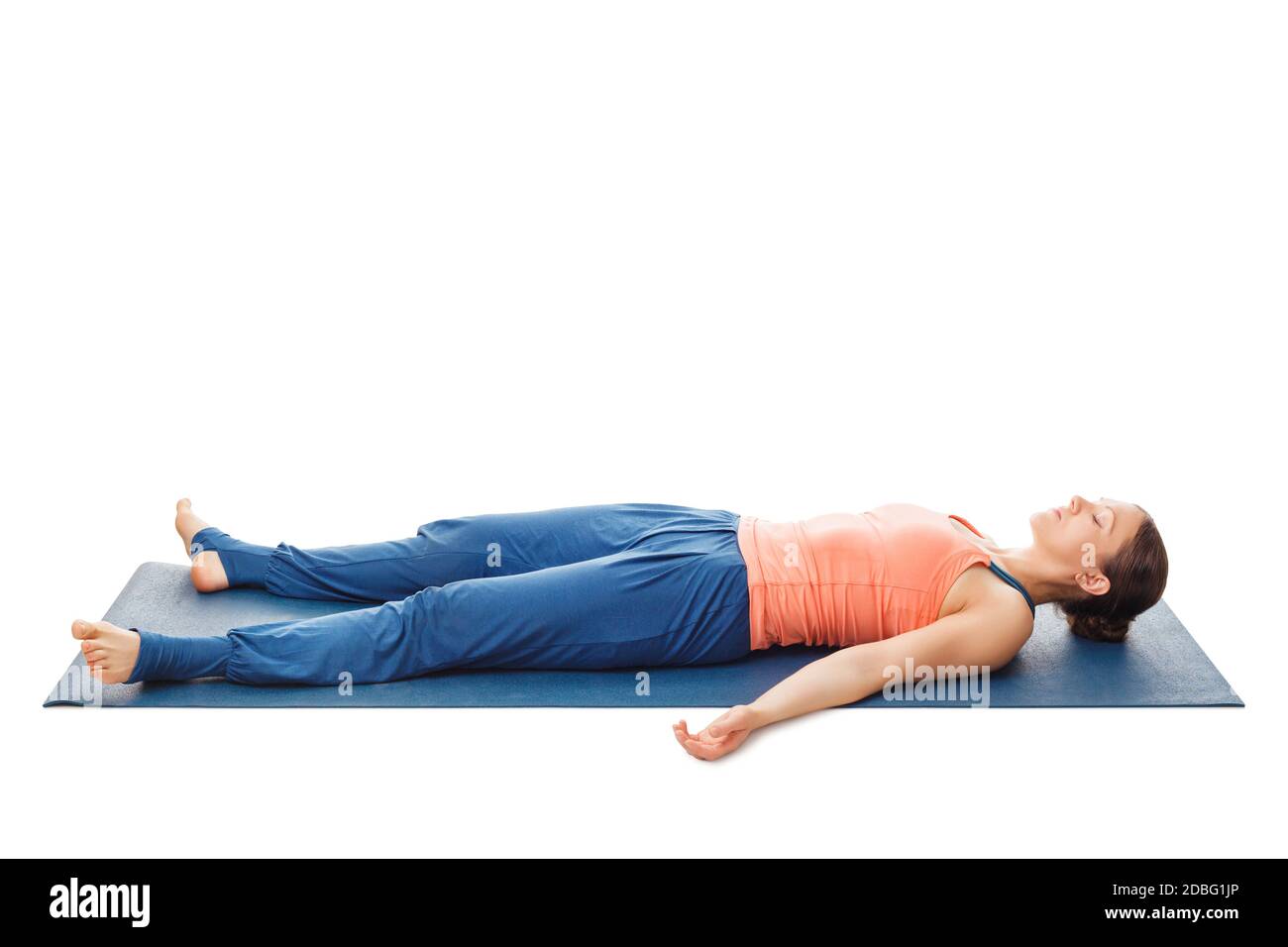 La femme se détend dans le yoga asana Savasana - corps pose isolée sur blanc Banque D'Images