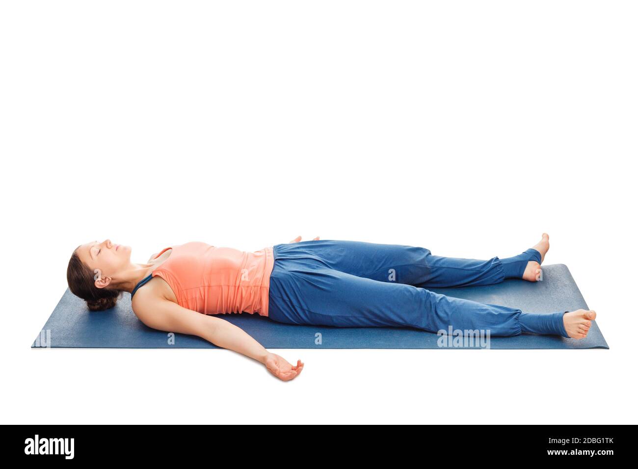 La femme se détend dans le yoga asana Savasana - corps pose isolée sur blanc Banque D'Images