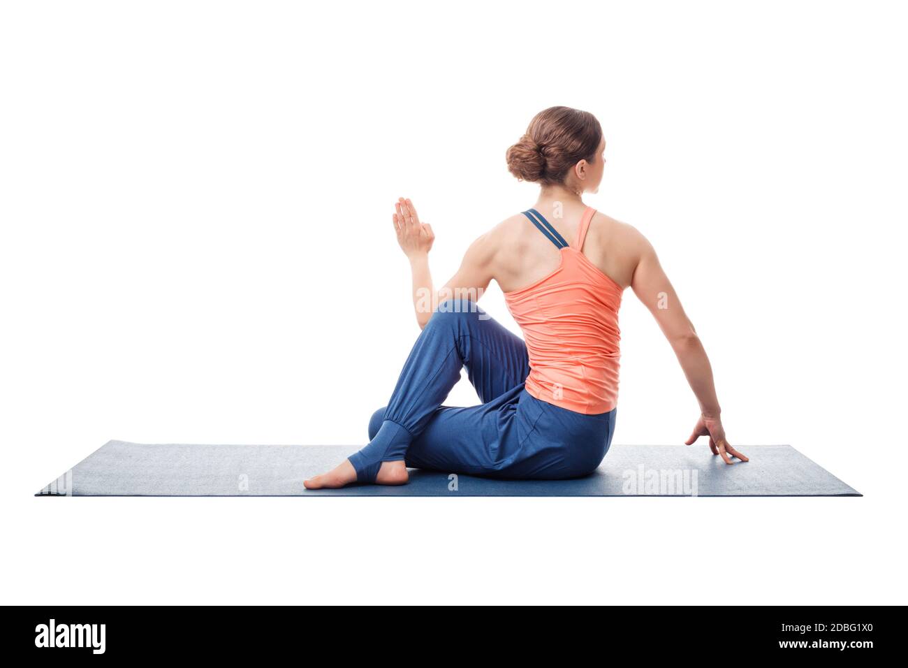 Belle tenue sportive yogini femme pratique yoga asana ardha matsyendrasana - demi-tour spinal pose isolée sur fond blanc Banque D'Images